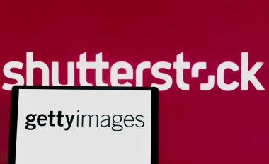 Bavyera, Almanya - 7 Ocak 2025: Bu resimde, Getty Images ve Shutterstock logoları bir tablet ve bir bilgisayar monitöründe gösteriliyor. Getty Images CEO 'su Craig Peters iki şirketin birleşmesini kararlaştırılan bir mektupta duyurdu