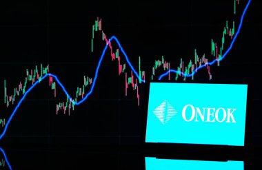 Bavyera, Almanya - 9 Ocak 2025: Bu resimde, ONEOK, Inc. logosu bir monitörde gösteriliyor.