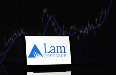 Bavyera, Almanya - 9 Ocak 2025: Bu fotoğraf illüstrasyonunda, Lam Araştırma Şirketi logosu bir monitörde sergilenmektedir.