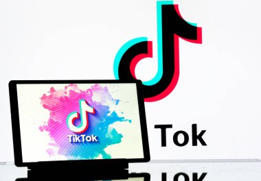 Bavyera, Almanya - 19 Ocak 2025: Bu resimde, TikTok logosu tablet ve monitörde gösterildi.