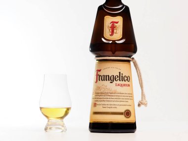Almanya - 9 Şubat 2025: Bu resimde Frangelico Liqueur şişesi ve cam bardak sergilenmektedir. Bu orijinal İtalyan fındık likörü, Piedmont 'tan. Keşişin 