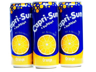 Almanya - 10 Şubat 2025: Bu resimde, Cans Capri-Sun & Bubbles Orange 330 ml meyve suyu portakal aromalı bir masada sergilenmektedir..