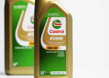 Almanya - 11 Şubat 2025: Bu resimde, Castrol Edge 5W-30 LL motor yağı sergilenmektedir.