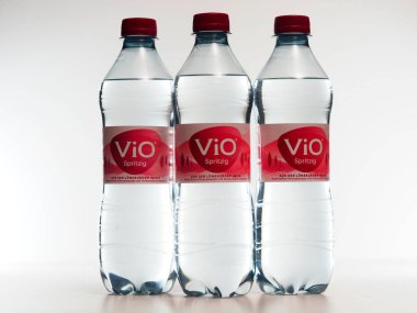 Almanya - 15 Şubat 2024: Bu resimde doğal maden suyu Vio şişeleri sergilenmektedir. Vio markası Coca-Cola şirketine ait..