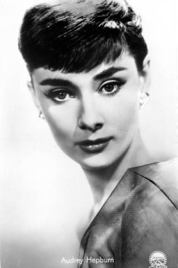 İngiliz aktris Audrey Hepburn 'ün 1950' lerde Almanya 'da yayınlanan antika bir kartpostal. Audrey Hepburn, Hollywood 'un Altın Çağı' nda zirvesinden zevk alan ünlü bir film ve moda ikonu. Amerikan Film Enstitüsü Audrey Hepburn 'ü 