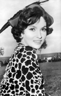 İtalyan aktris Gina Lollobrigida 'nın 1950' lerde Almanya 'da yayınlanan antika bir kartpostal. Savaş sonrası sinemasının Avrupa 'daki en önemli seks sembollerinden biri. Aktris, hem Avrupa filmlerindeki rolleri hem de Ho 'daki çalışmaları nedeniyle popülerlik kazandı.