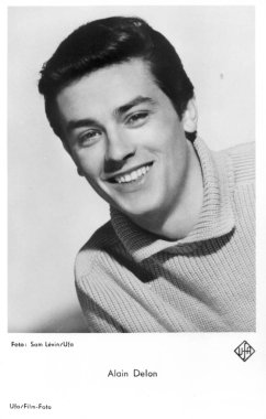 Fransız tiyatro ve sinema oyuncusu, film yönetmeni, senarist ve yapımcı Alain Delon 'un yer aldığı antika bir kartpostal, Almanya' da 1960 'larda basıldı. Alain Fabien Maurice Marcel Delon 1960 'ların film yıldızı ve seks sembolü.