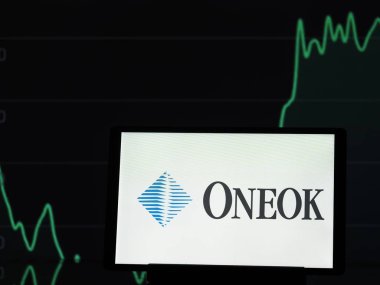 Bavyera 'da. Almanya - 26 Mart 2025: Bu fotoğraf illüstrasyonunda, ONEOK, Inc. logosu bir monitörde gösteriliyor.