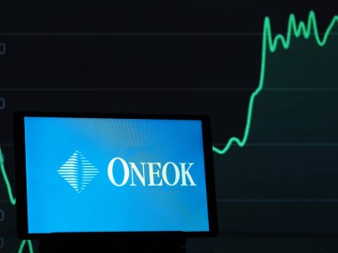 Bavyera 'da. Almanya - 26 Mart 2025: Bu fotoğraf illüstrasyonunda, ONEOK, Inc. logosu bir monitörde gösteriliyor.