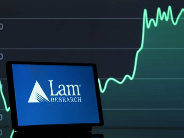 Bavyera 'da. Almanya - 26 Mart 2025: Bu fotoğraf illüstrasyonunda, Lam Araştırma Şirketi logosu bir monitörde görüntülendi.