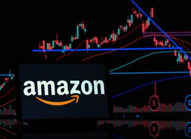 Bavyera, Almanya - Nisan. 6, 2025: Bu fotoğraf illüstrasyonunda Amazon.com, Inc. logosu bir monitörde gösteriliyor. Bu şirket 20 Ocak 2025 'ten sonra en çok piyasa değerini kaybedenlerden biri..