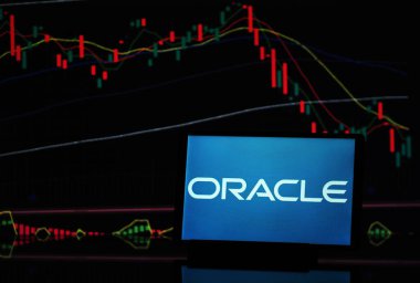 Bavyera, Almanya - Nisan. 7, 2025: Bu resimde, Oracle Corporation logosu bir monitörde gösteriliyor. 
