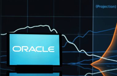 Bavyera, Almanya - Nisan. 15, 2025: Bu resimde, Oracle Corporation logosu bir monitörde gösteriliyor.