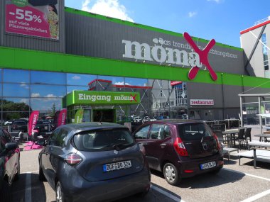 Landshut, Almanya - 29 Nisan 2025: Momax mağazasının önüne, kökleri Avusturya 'da olan mobilya mağazaları zincirinin bir parçası olan arabalar park edilmiştir..