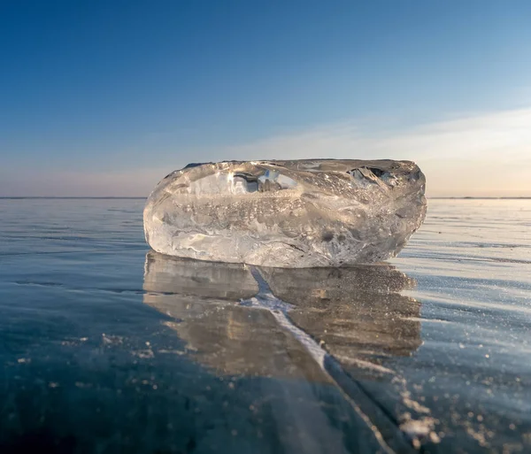 Donmuş Baykal Gölü Manzarası Güneş Işığı Buz Parçasında Kırılıyor — Stok fotoğraf