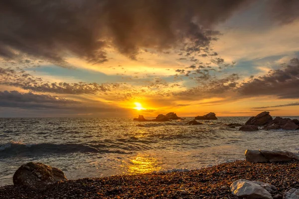 Coucher Soleil Spectaculaire Sur Les Rochers Les Vagues Plage Mer — Photo