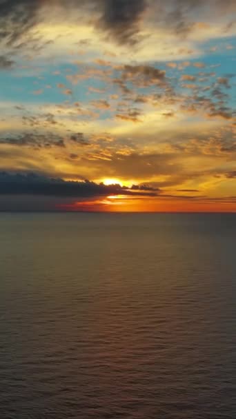 Vista Aérea Superficie Del Mar Durante Una Hermosa Puesta Sol — Vídeos de Stock