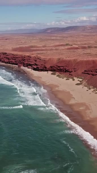 Letecký Pohled Oceánské Vlny Skály Pobřeží Atlantiku Maroku Svislé Video — Stock video