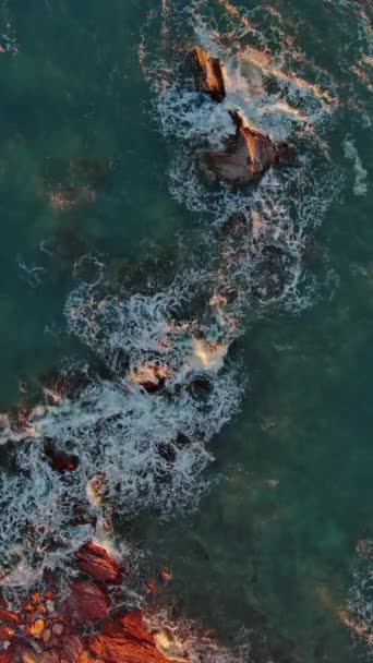 Vue Aérienne Dessus Des Roches Rouges Des Vagues Dans Mer — Video