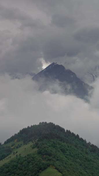 Montañas Paisaje Nubes Dramáticas Movimiento Rápido Cáucaso Vídeo Vertical — Vídeo de stock