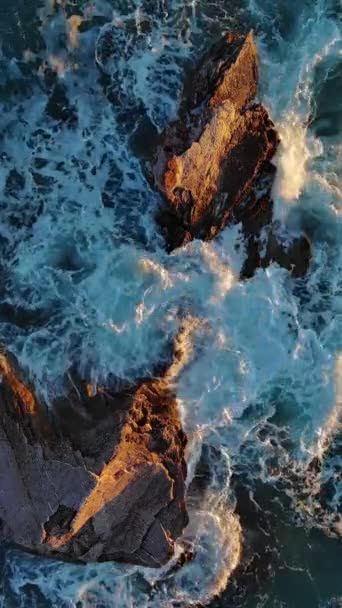 Bovenaanzicht Vanuit Lucht Golven Rotsen Zee Verticale Video — Stockvideo