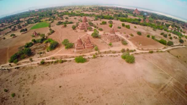 在缅甸巴甘的圣殿上空飞行 — 图库视频影像