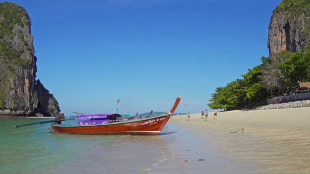 Довгий Хвостовий Човен Тропічному Пляжі Прананг Пляж Скелі Крабі Таїланд — стокове відео