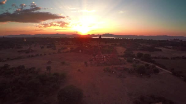 日落时分飞越缅甸巴甘的圣殿 — 图库视频影像