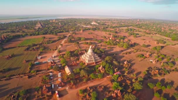 晚上飞越缅甸巴甘的Shwesandaw塔和圣殿 — 图库视频影像