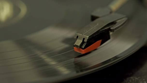 音楽ターンテーブル 古いレコードプレーヤーの回転 ビニールレコードの針 — ストック動画