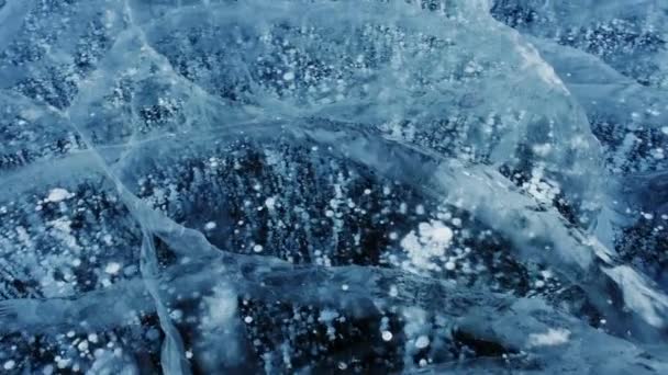 美しい透明ブルーの氷と凍結したメタン泡バイカル湖の背景のテクスチャ — ストック動画