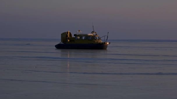 日没時にバイカル湖の凍結氷の表面にホバークラフト Khivus 氷の上の輸送 — ストック動画
