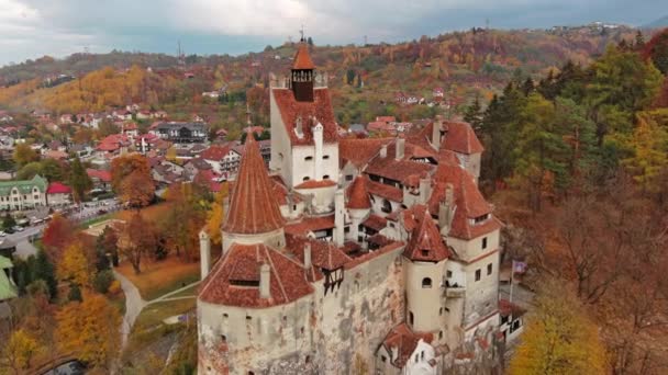 Vista Aérea Del Castillo Bran Región Transilvania Rumania Temporada Otoño — Vídeos de Stock