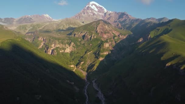Widok Lotu Ptaka Górę Kazbek Świetle Poranka Trzeci Najwyższy Szczyt — Wideo stockowe