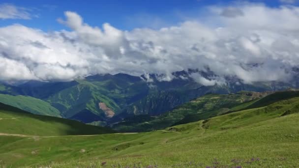 コーカサス山脈 ロシア タイムラプスのズームで高速移動雲と美しい夏の風景4K — ストック動画