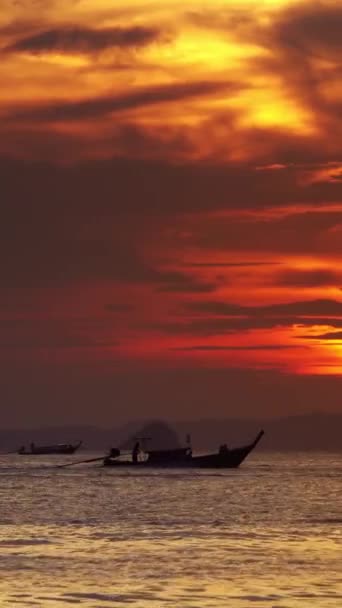 Långa Stjärtbåtar Havet Vid Solnedgången Thailand Vertikal Video — Stockvideo