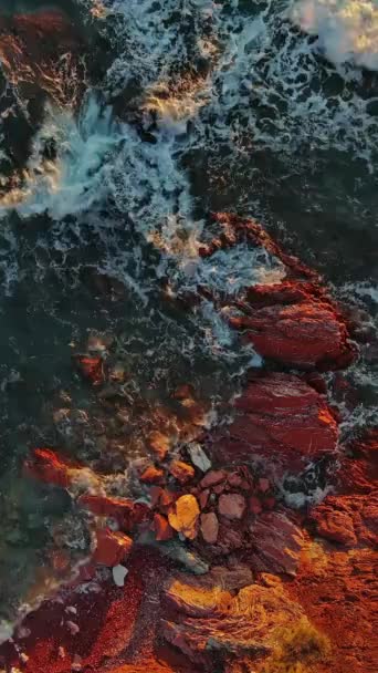 Letecký Pohled Shora Červené Skály Vlny Moři Při Západu Slunce — Stock video