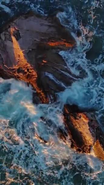 Vista Aérea Las Olas Rocas Mar Vídeo Vertical — Vídeos de Stock