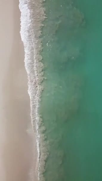 Εναέρια Βίντεο Της Ομορφιάς Ερημική Παραλία Και Κύματα Στη Θάλασσα — Αρχείο Βίντεο