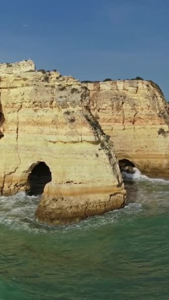 Pemandangan Bulat Udara Tebing Batu Dan Gelombang Dekat Praia Marinha — Stok Video