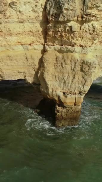 Flygfoto Över Klippor Och Vågor Nära Praia Marinha Algarve Portugal — Stockvideo