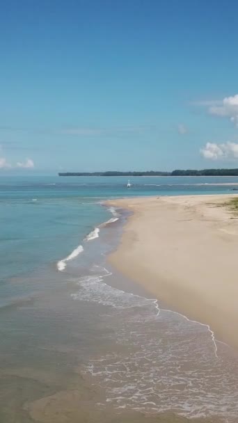 Εναέρια Βίντεο Της Ομορφιάς Έρημο Ακρωτήριο Παραλία Και Ήρεμη Θάλασσα — Αρχείο Βίντεο