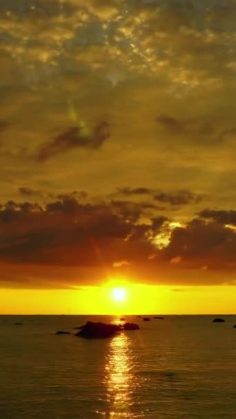 ビーチでの熱帯の海の夕日と美しい風景 タイムラプス 垂直ビデオ — ストック動画