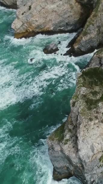 Vista Aérea Sobre Ondas Oceânicas Rochas Costa Atlântica Portugal Vídeo — Vídeo de Stock