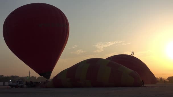 在日出前准备热气球 — 图库视频影像