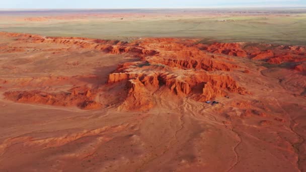 Vista Aérea Los Acantilados Llamas Bayanzag Atardecer Mongolia Encontrados Desierto — Vídeo de stock