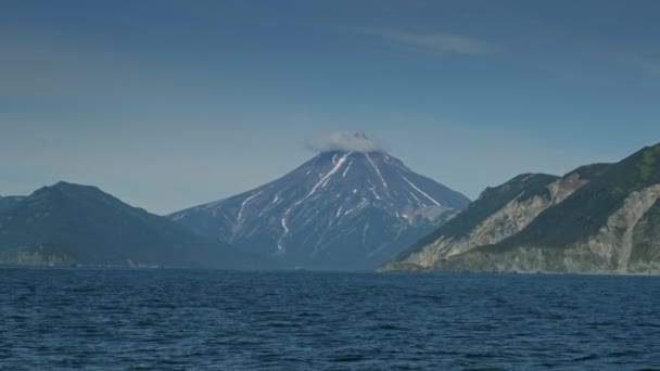 Volcán Vilyuchinski Costa Rocosa Península Kamchatka Rusia — Vídeos de Stock