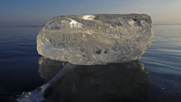 Sunset Frozen Lake Baikal Landscape Sunlight Refracted Piece Ice View — Vídeo de Stock