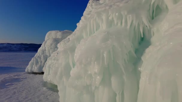 Лед Сосульки Скалах Озера Байкал Морозном Зимнем Закате Панорама — стоковое видео