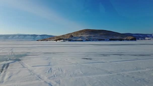 冬の氷の上の自動車道で運転 バイカル湖 ロシア — ストック動画